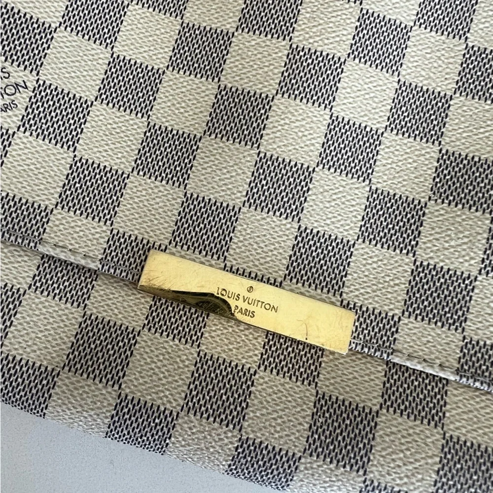 Louis Vuitton - Picture 2 of 6